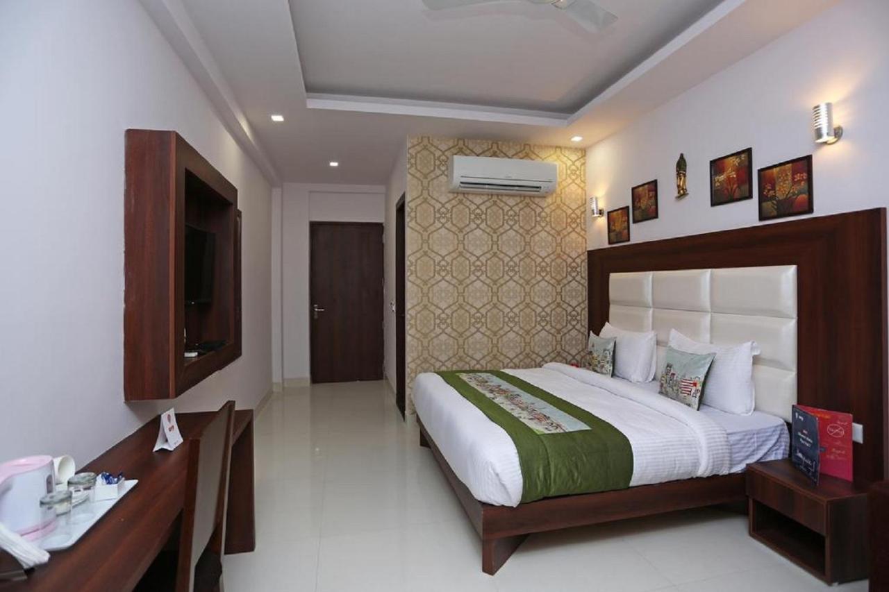 Hotel The Westend Green Ню Делхи Екстериор снимка